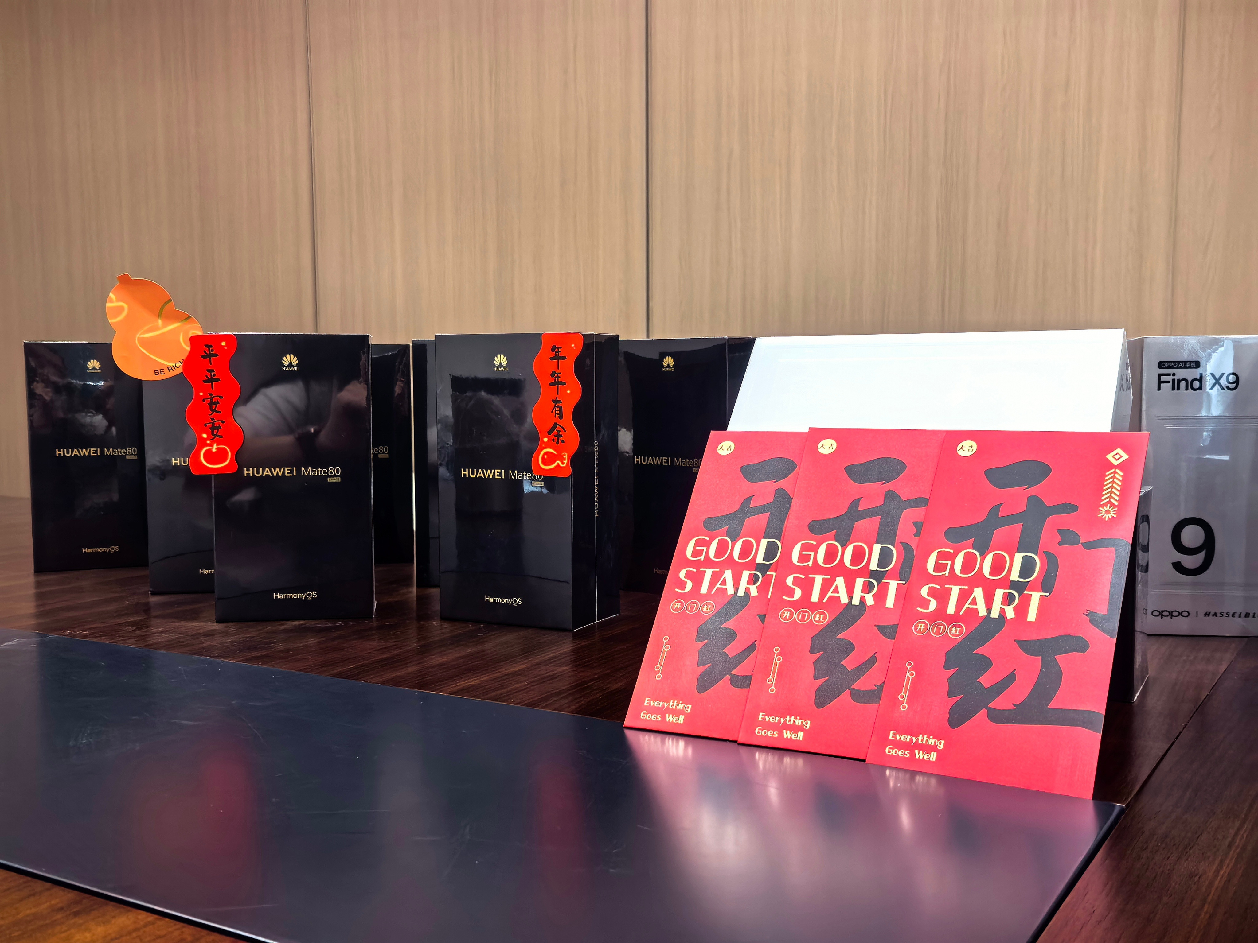 给公司每位同事送了部手机作为开工礼。