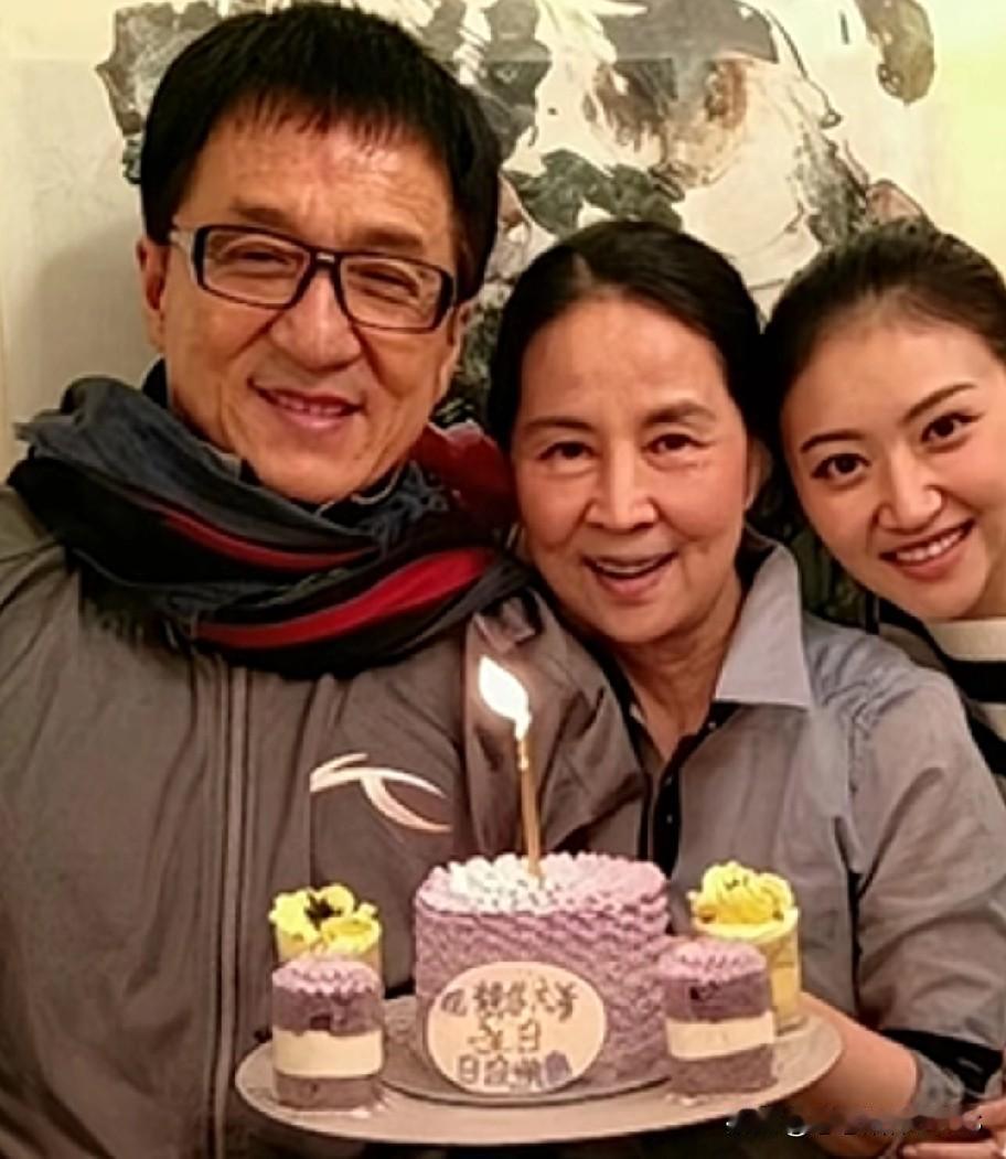 72岁的林凤娇近照曝光，网友都惊到了：和成龙明明只差一岁，同框却像两代人！都说她