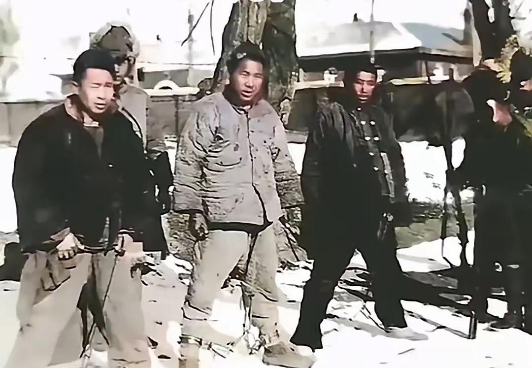 两张照片中四位英雄好汉，他们是东北抗日联军，他们是中国有志军人，他们是钢铁战士一