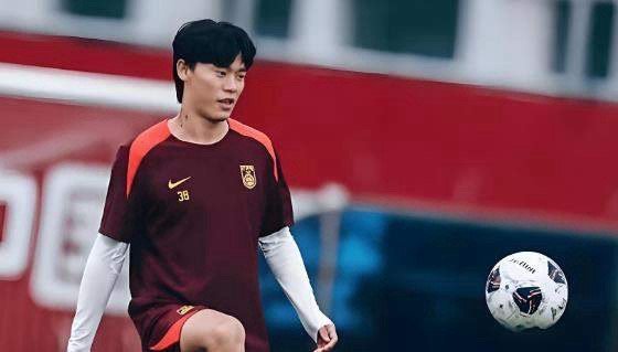 成都蓉城左后卫位置可能迎来久违新面孔，未来将顶替古尔芬克尔挑大梁，以官宣为准成都