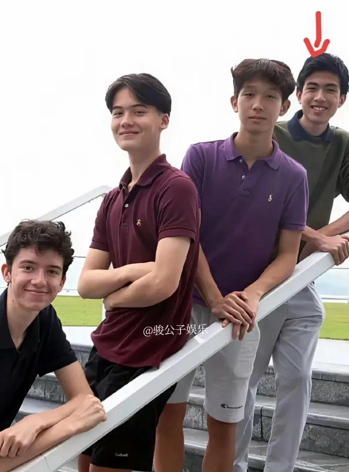 李嘉诚长孙李长禧出生于2006年，是李泽钜与王俪桥之子。2021年，在汉基中学读