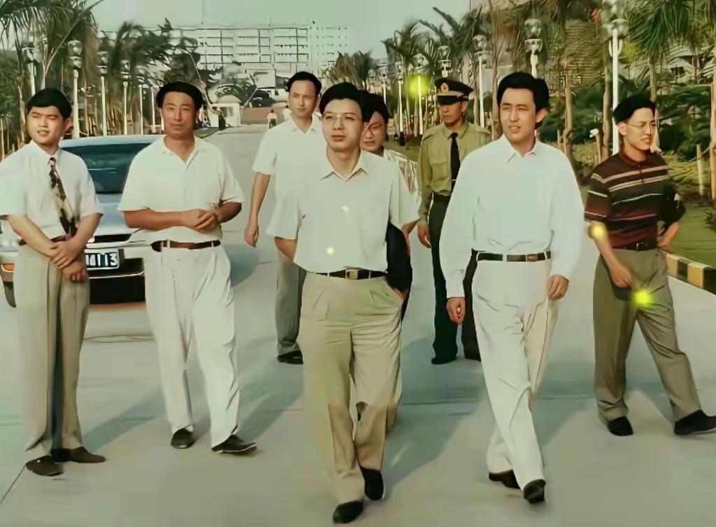 1996年前后，许家印还在中达集团打工，陪老板视察自己操盘的珠岛花园项目。说