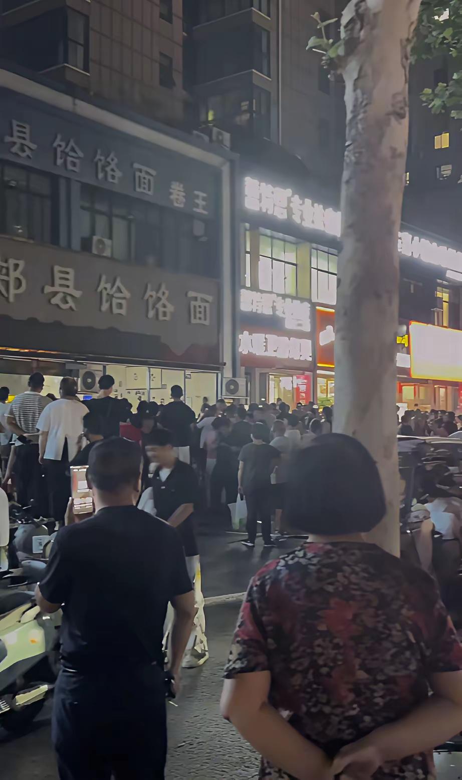 我的天，老霍面馆彻底火了！流量大到已经难以接待，店铺四周都是人，把老霍面馆团团
