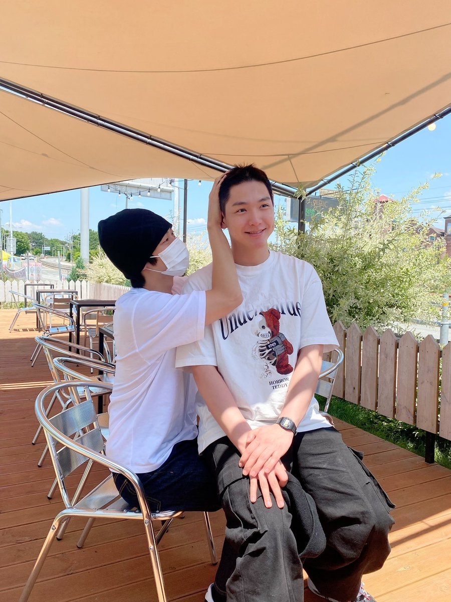 胡乱刷X看到这张小选入伍前的照片还是感觉好温情就这样乖乖坐在他哥腿上小协的眼神真的很柔和宛如李湘看王
