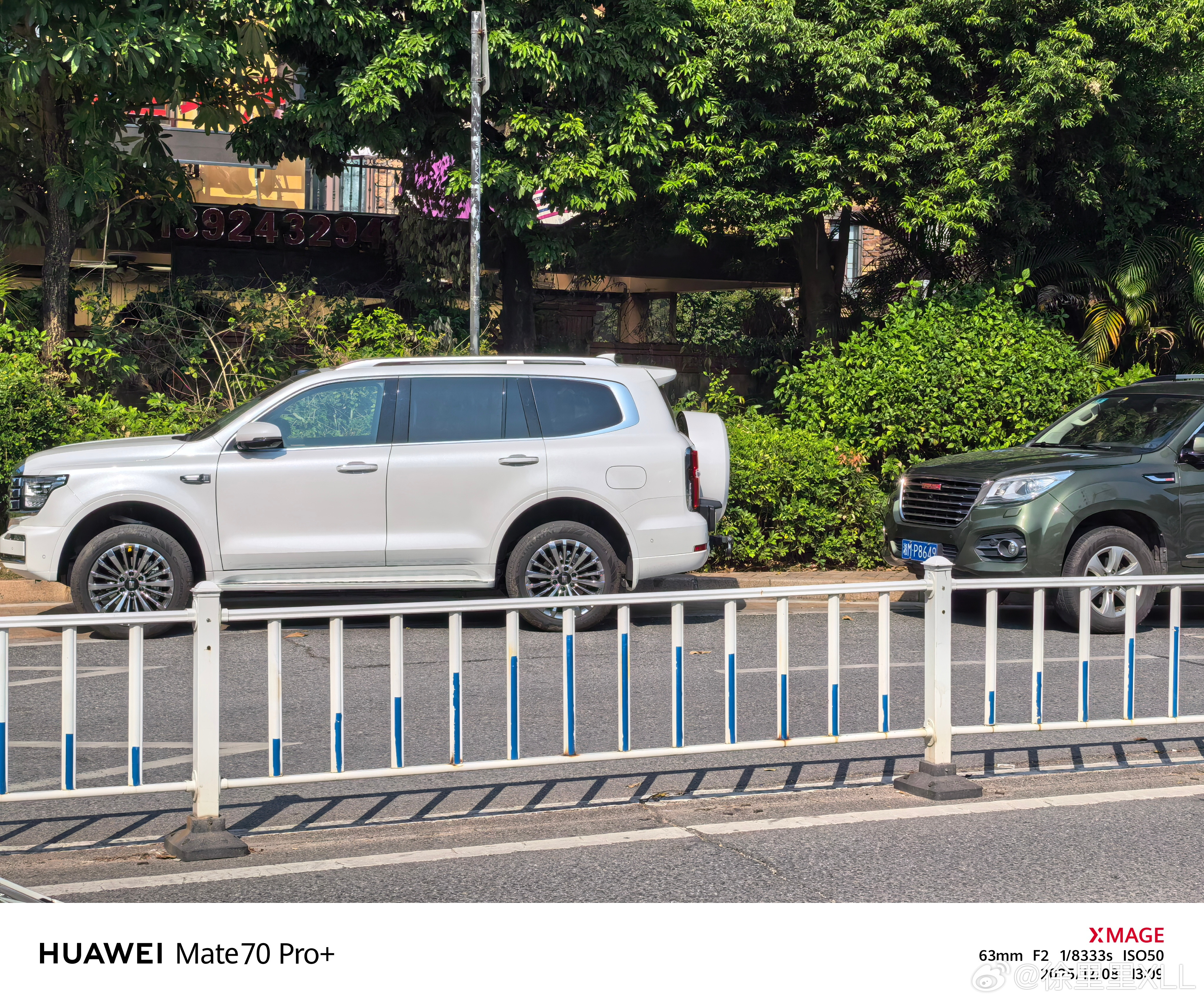 500Z停在H9前面。刚过马路，回头一看。前面又停了台坦克700。还是个小姐姐开