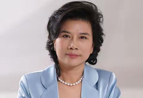 电梯里，董明珠遇到一个提着饭盒的男员工。她问：“你要去几楼？”男员工回答：“四楼