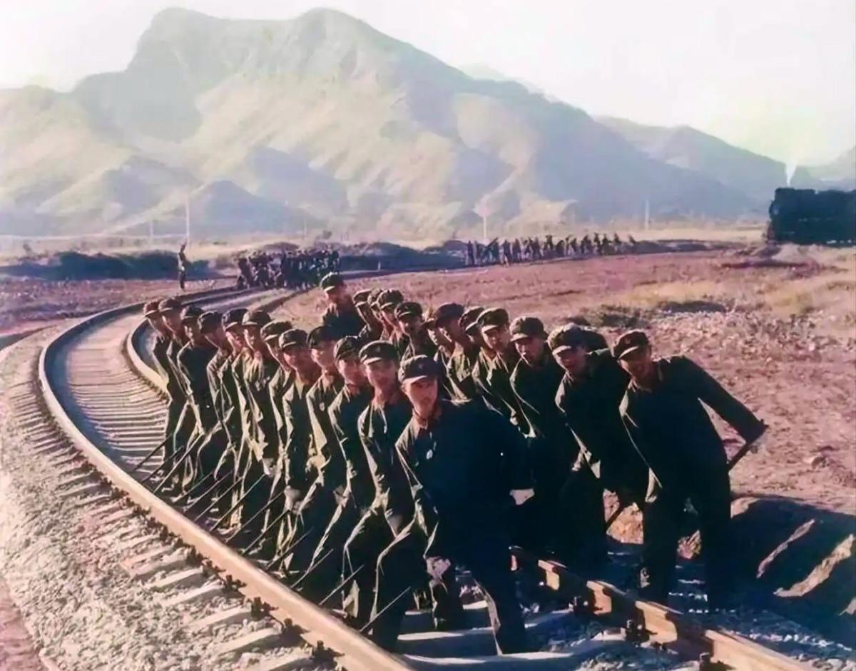 听说铁道兵要撤销了，就交了申请，在头一年退伍了，但7个月后铁道兵集体转为铁路职工