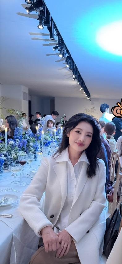 最近周涛在出席时尚活动的时候搭配的很显年轻，看上去也很有吸引力，还超有大牌明星风