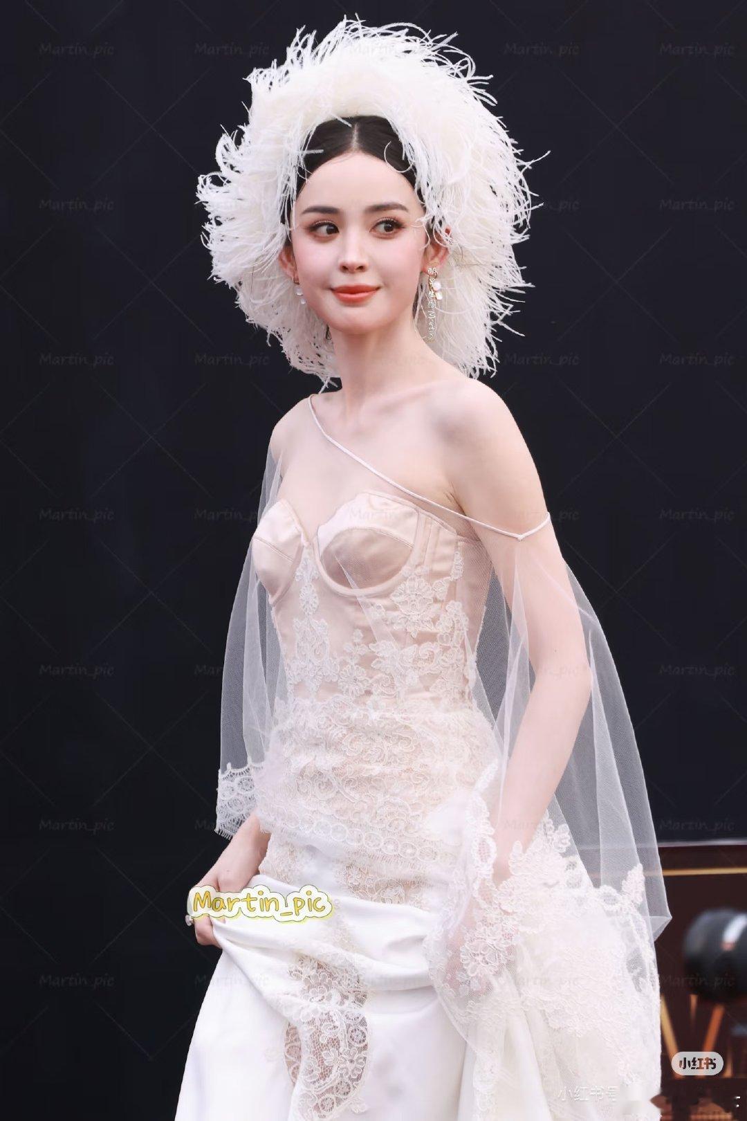娜扎各种各样浅纯色系仙女款礼服太多了，漂亮是漂亮但是很难超越第一次大出圈那天的效果了#时尚芭莎红毯#