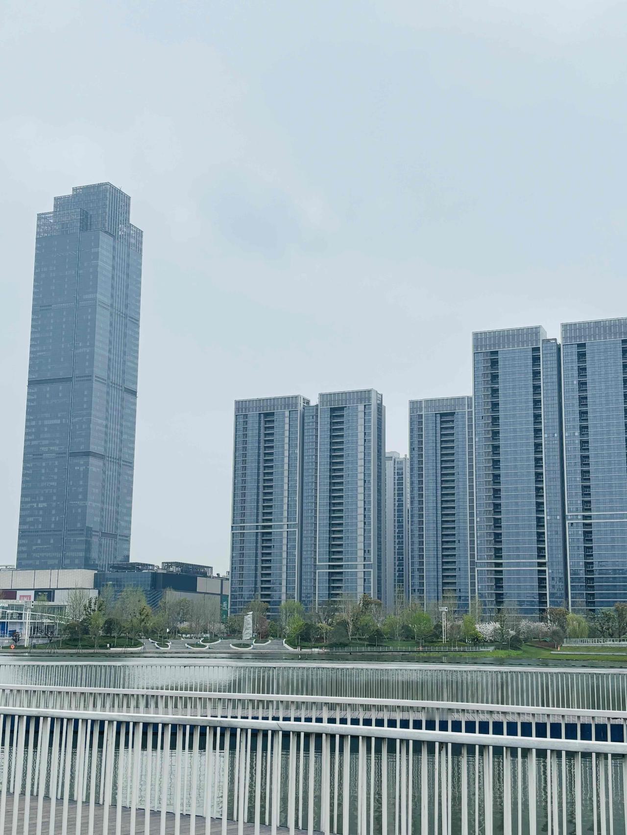 买房子就是买地段，很多人仍然不懂，总看好坏的装修外表。没钱更要买好的地段，那怕是