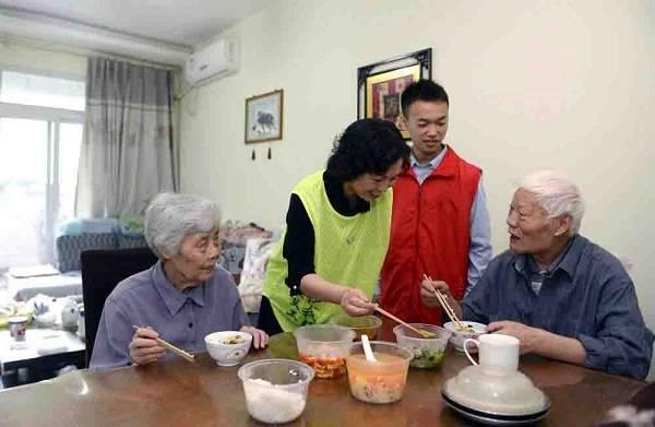 社保第六险长护险是什么？家里失能老人可以享受待遇很多人只听说五险一金，却不