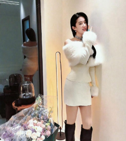 刘亦菲你要注意，背面的镜子给你反光了