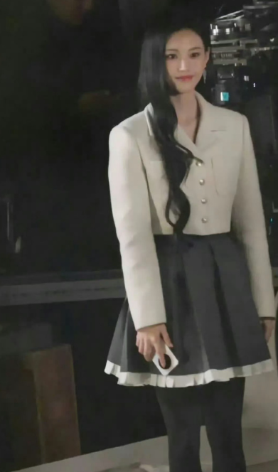 内娱现偶的服装师是不是真没招儿了，不会穿搭就一切从简是吧，不二之臣里女主的穿搭