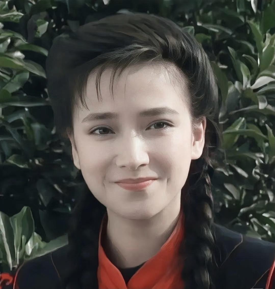 何晴的告别仪式最令人动容的，不是来了那么多影迷和朋友，也不是儿子许何感人