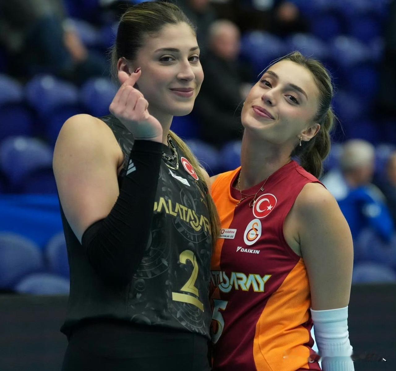 加拉塔萨雷希望同时留住伊尔金和埃吕尔·阿卡尔切什梅，并正在就续约事宜进行谈判。目