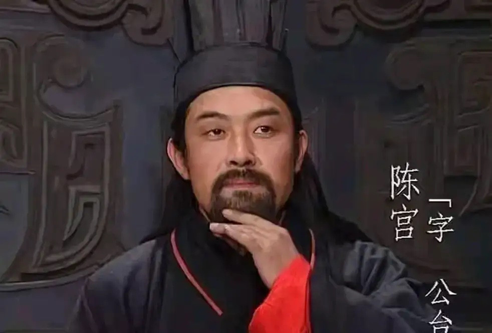如果当时把头伸过去的是陈宫，而不是许攸，许褚还敢落刀吗？你可以这么理解，许攸只是骂了曹操两句阿瞒，许