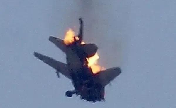 乌克兰的F-16飞行员大意了，没想到自己竟活生生被俄罗斯“天竺葵”无人机击中坠毁