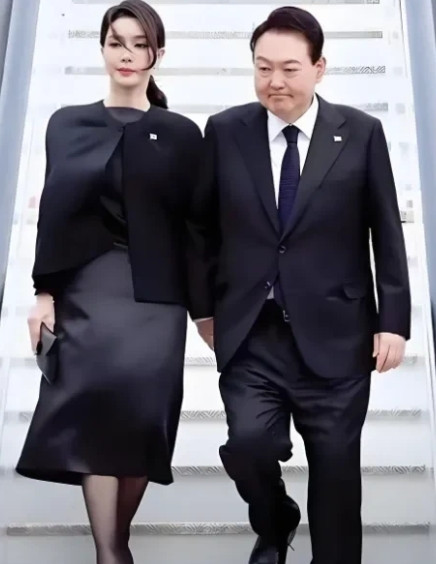 尹锡悦夫妇各有绝招对抗李在明的“清算”。尹锡悦依旧采取老一套的应对策略，继续拒