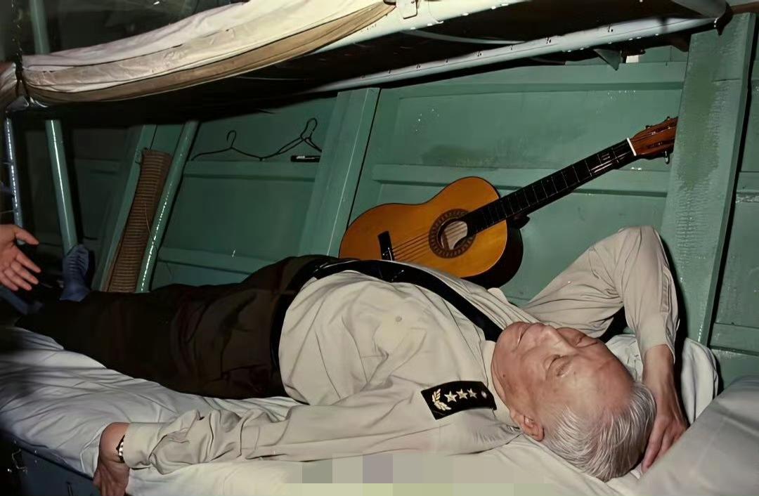 1993年，已经79岁的张震上将，视察南海军某舰队，为了深入了解战士们的居住条件