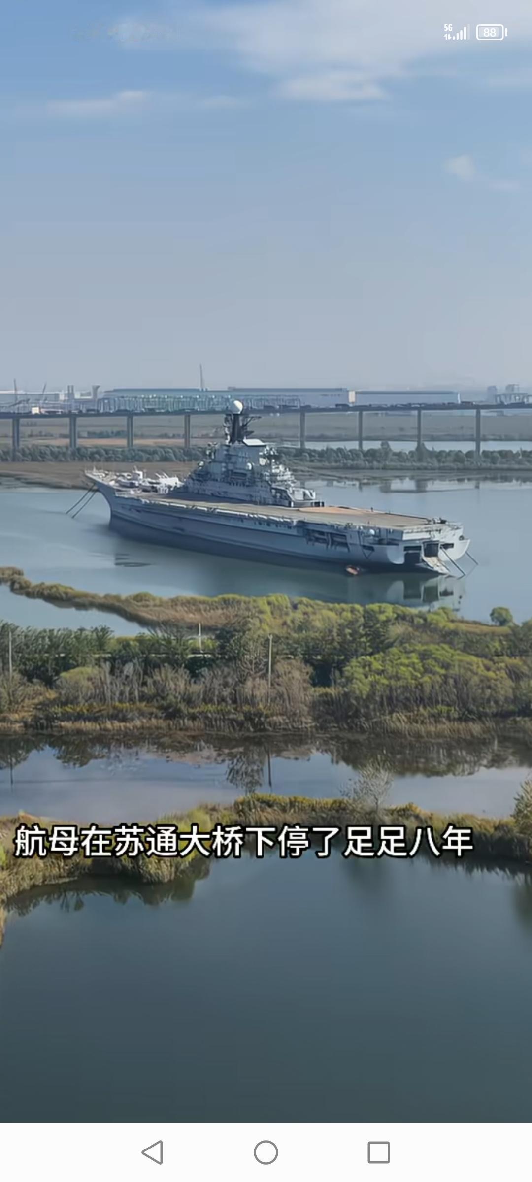 没被烧毁前的明斯克航母那叫一个威风。它整体线条硬朗，舰岛矗立在甲板一侧，像个威严