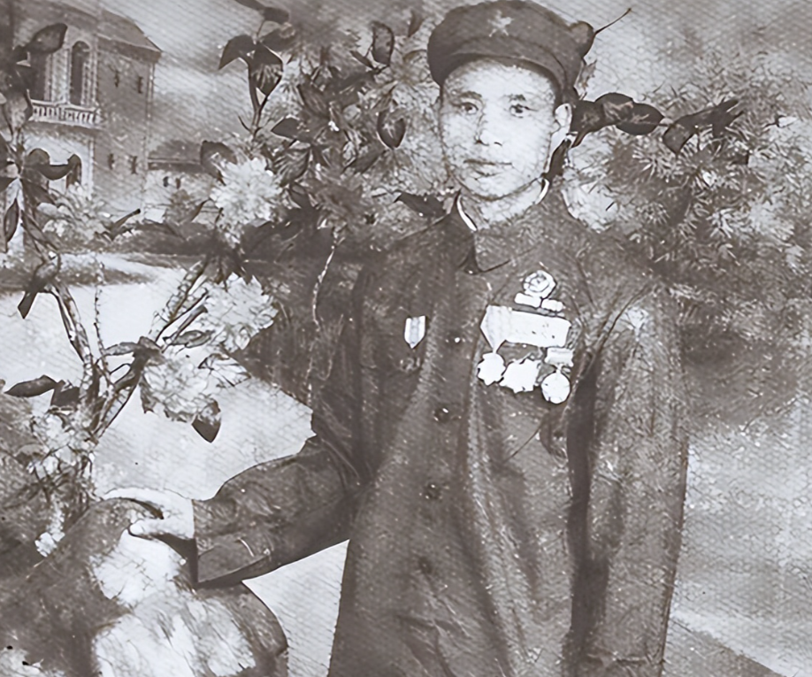 1951年，一位志愿军战士拿着刚缴获的美式重机枪，向敌人射击却发现怎么都打不中，