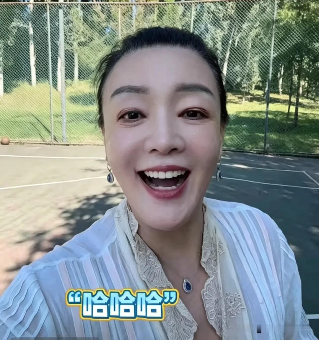 谁被兰姐的日常可爱到了！年过六旬依旧全身心扑在工作上，敬业状态无人能比，近日兰