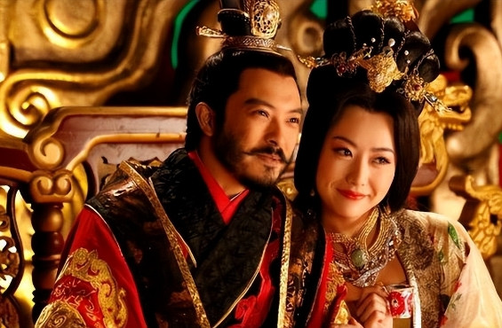 550年，高洋皇帝喝醉，一脸笑嘻嘻地扑向岳母。岳母见状，迅速一个闪身，连连后退。
