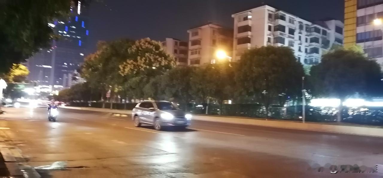 晚上9点多钟的时候，听到阳台外面有动静，因为拉上了窗帘，与外面的世界巳经隔绝，听