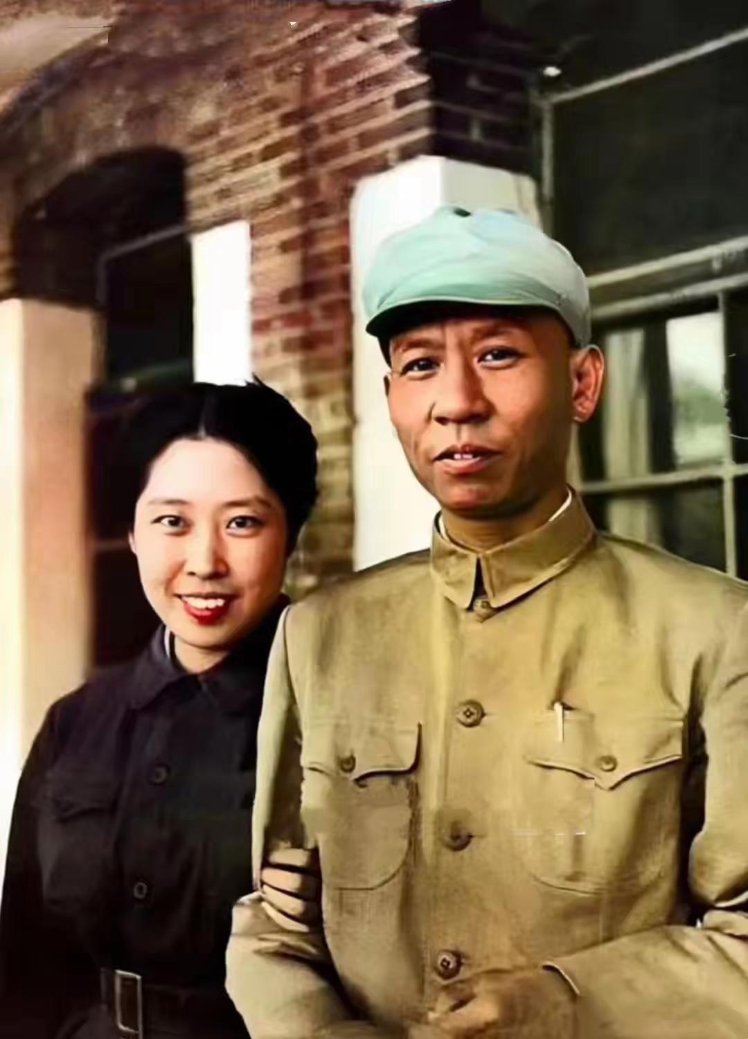 这是28岁王光美和51岁刘少奇在香山的真实样貌，都看看吧，老夫少妻看起来格外的登