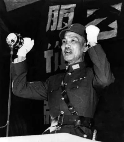 蒋介石年轻时候放荡不羁，非常荒唐。但自入黄埔后，收敛许多，生活很规律了，平常其爱好如下：喜欢早起早睡