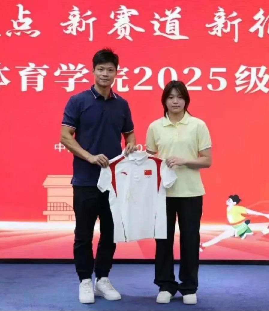 全红婵，参加大学迎新晚会！婵宝长大了！留了长发，不胖了，正常身材！穿着一身休闲便