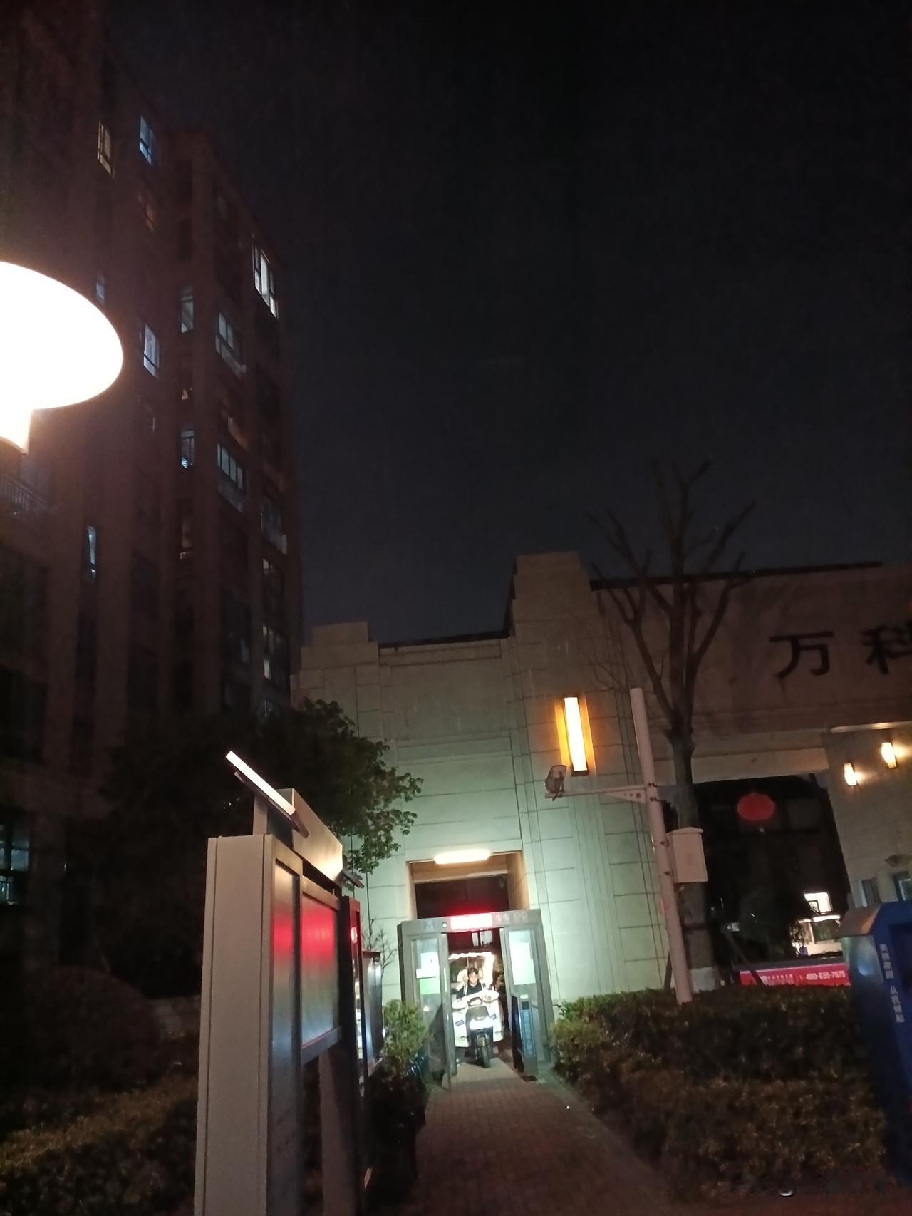 每个小区都会面临绿植修剪的问题。往往因物业资质不够，付费外包给第三方公司。在修