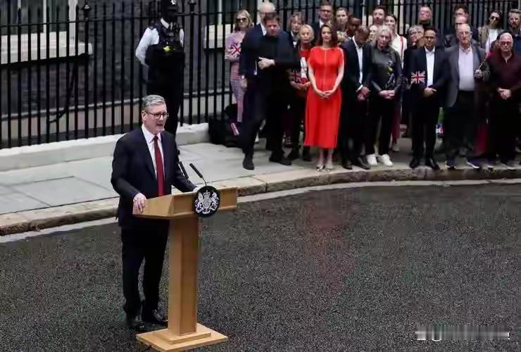 英首相外滩Citywalk后进入和平饭店英首相外滩Citywalk后走进和平饭