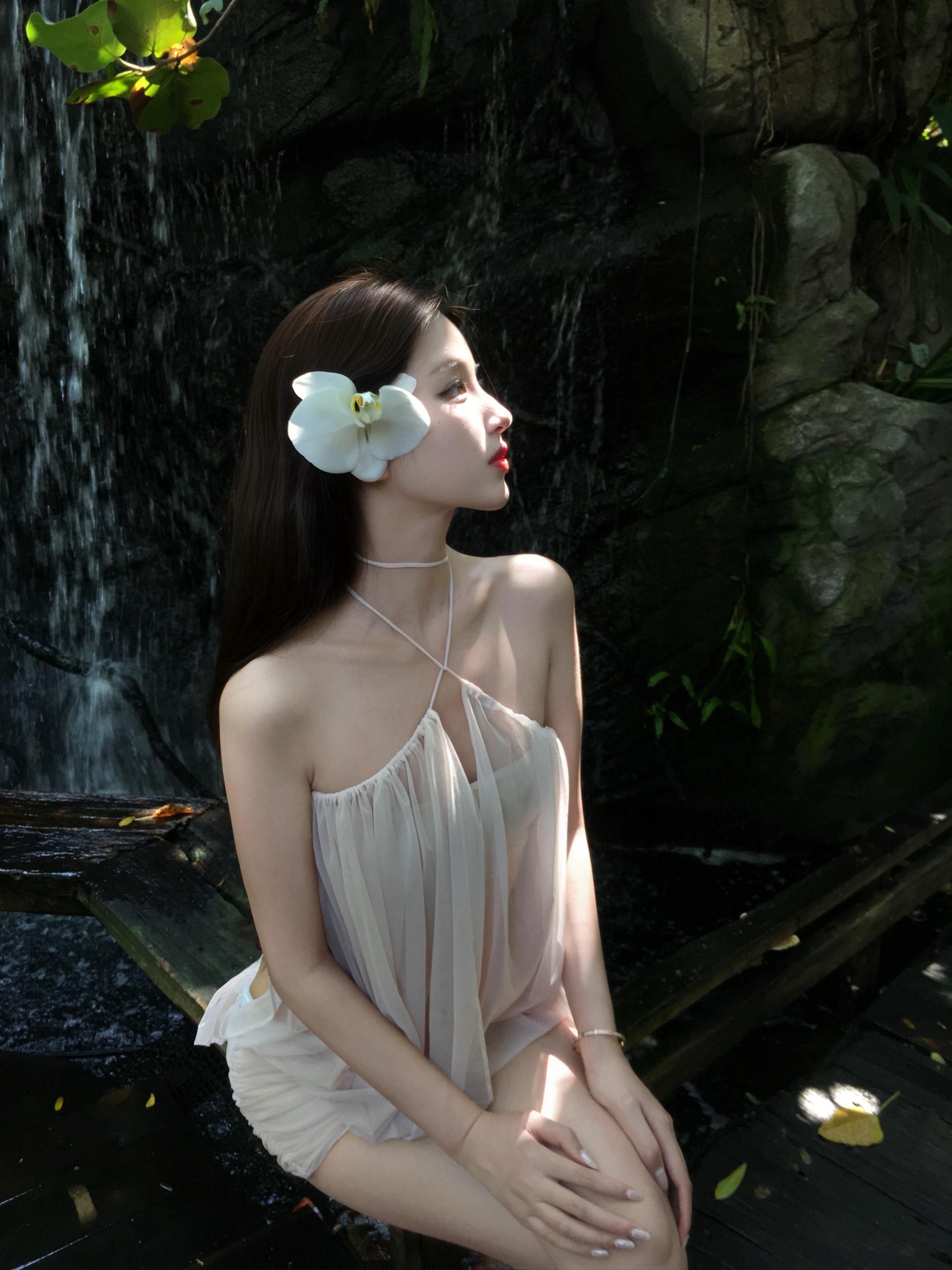 人类需要很多的晴天和阳光 去晒过往的雨滴和潮湿