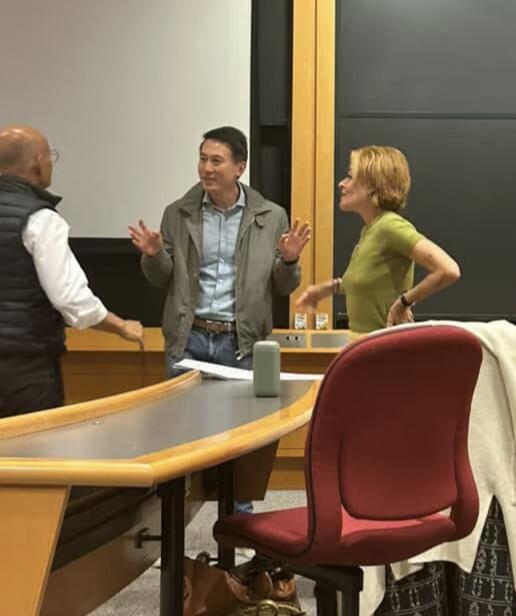 TIKTOK总裁周受资到哈佛大学给学生上课，他的穿衣打扮很有型，文质彬彬，非常的