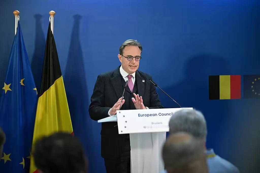 泽连斯基的天塌了，欧盟居然没通过，他的如意算盘彻底打错了。当地时间19日，欧盟领