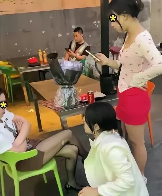 “纠纷就这样发生了”辽宁，凌晨一点钟左右，有三名女子从酒吧门口走出来，直接走到对