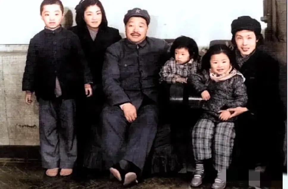 1951年，贺龙元帅与爱人薛明及大女儿贺捷生、二女儿贺晓明、小女儿贺黎明和儿子贺