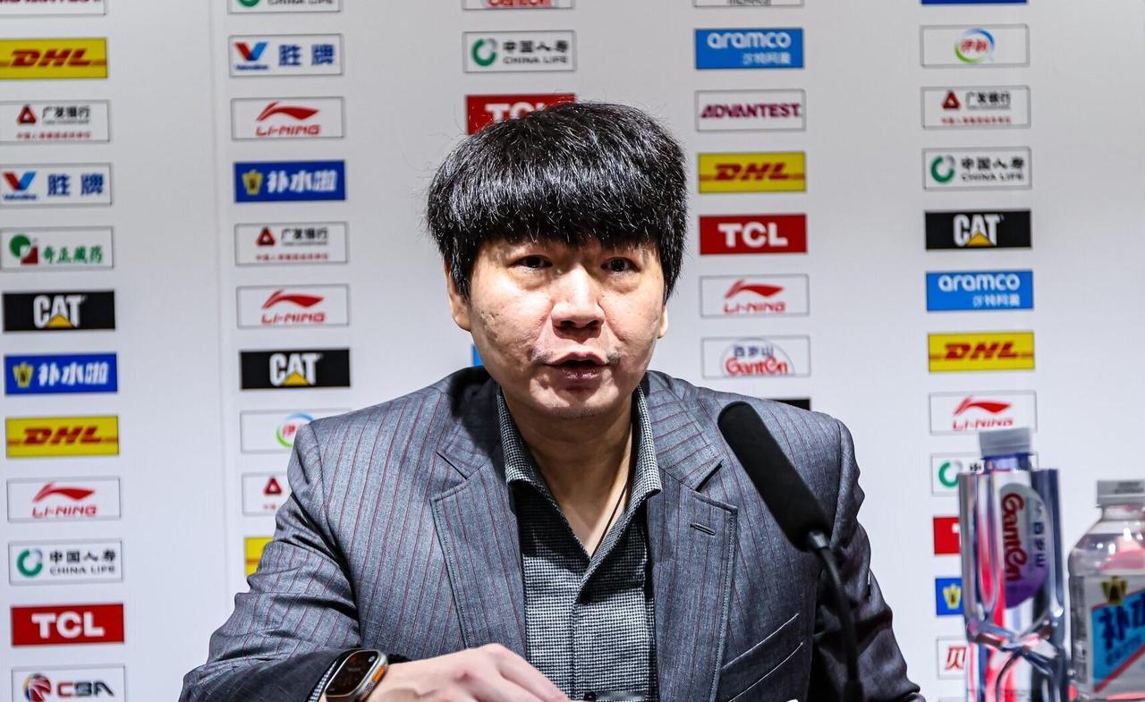 山东男篮主教练邱彪真是太懂人情世故了！刚带队赢下一场关键战役，一般教练都会趁