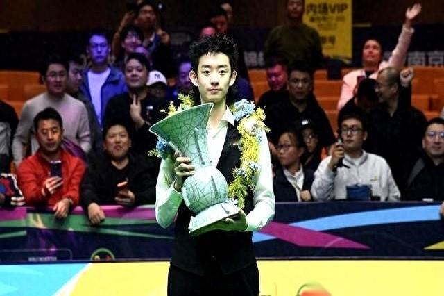 22岁，吴宜泽。10比6，干掉了50岁的“巫师”希金斯。我跟你讲，这不只是赢