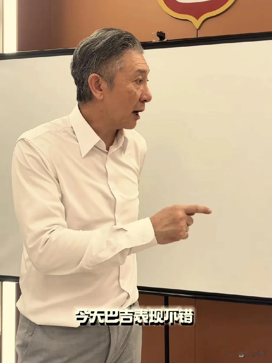 郑永刚赛后在更衣室总结了今晚深圳对广厦的比赛，郑永刚说，你们今晚没有拉胯，几个关
