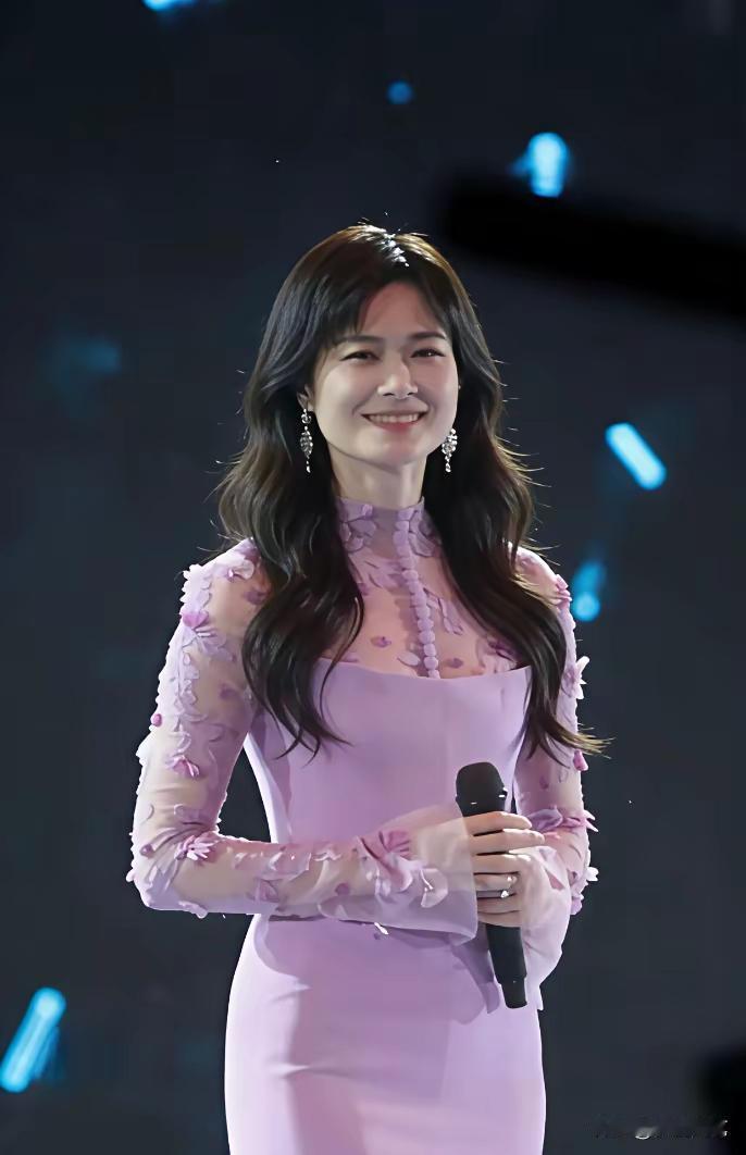 哎呀！没想到，“春哥”摇身一变成为春妹啦！这长发造型你喜欢吗？向来以中性风格示