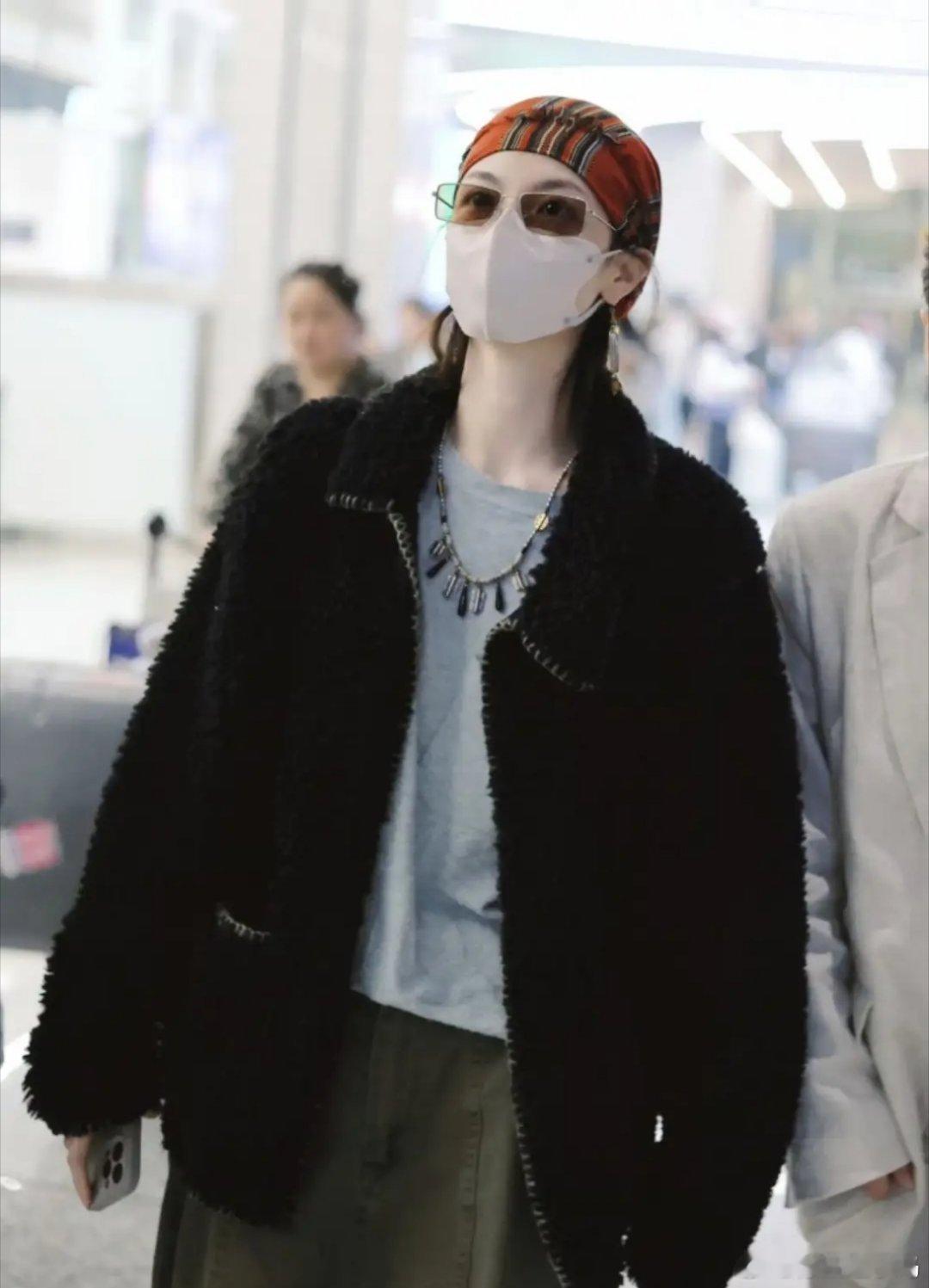 不管如何钟楚曦的关注度高了，比和前男友们各种恋情时还高，机场穿搭超有范羊羔毛外套