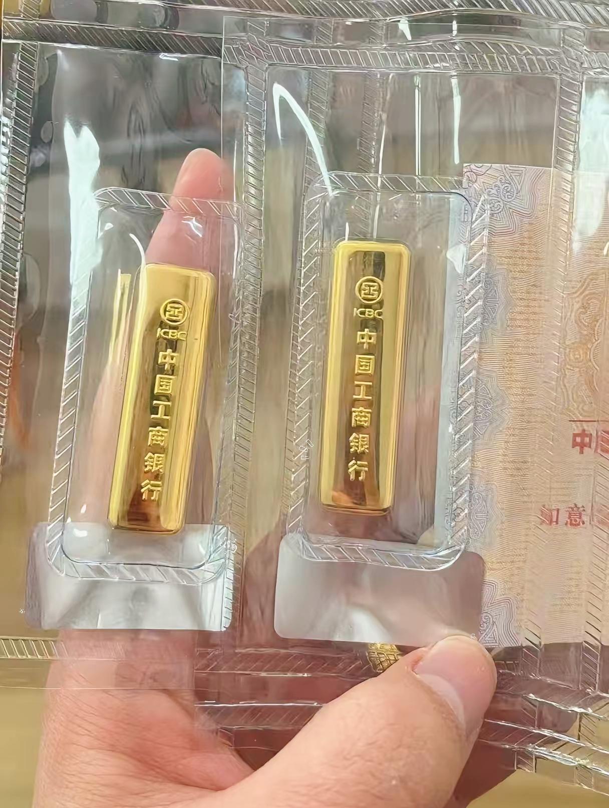 持有大量黄金的人，现在估计真的火烧眉毛了，7月12日暗金价格894每克，而