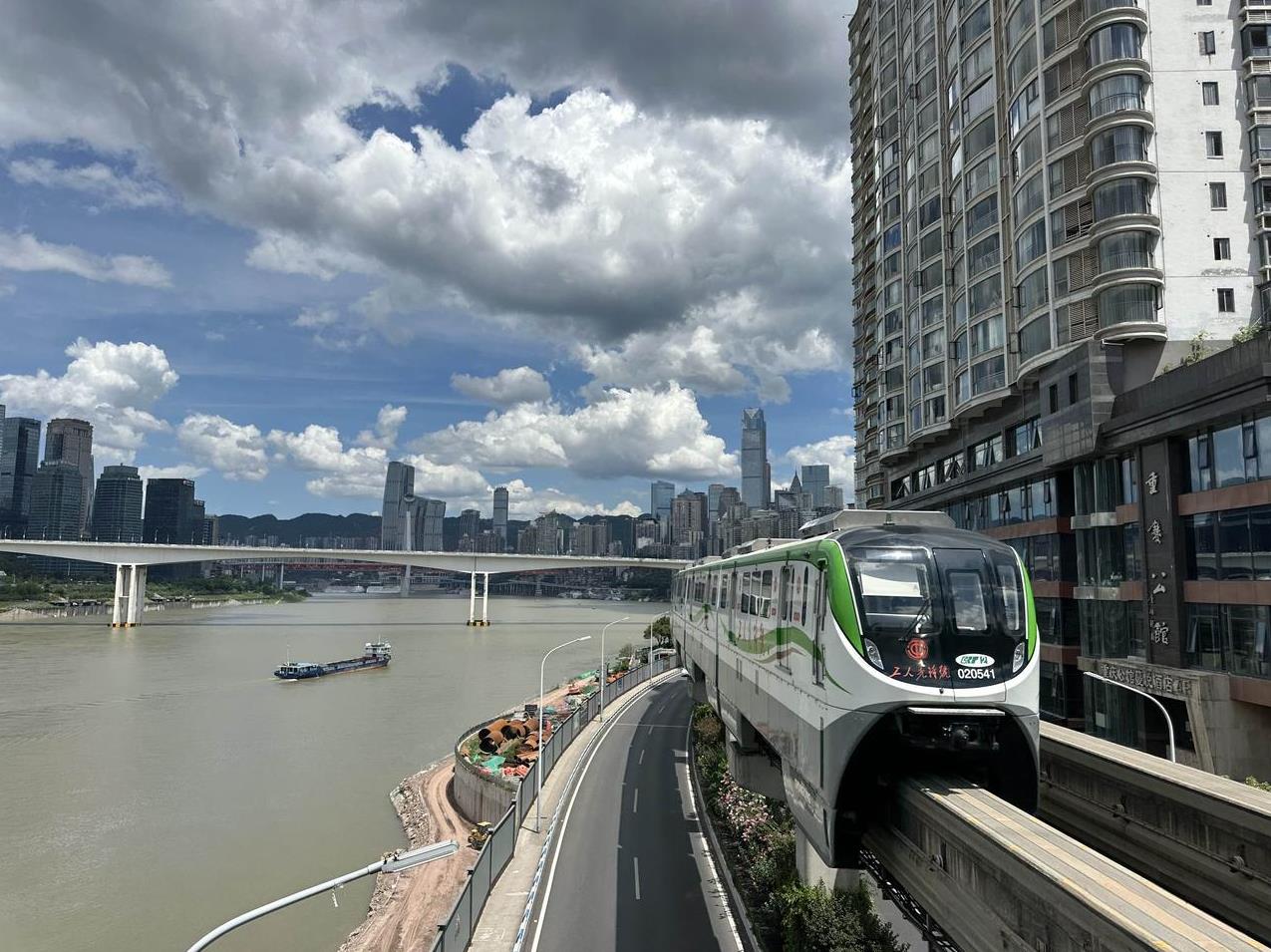 重庆轻轨2号线的大溪沟站，可以欣赏到轻轨列车驶入重庆蓝天白云的冻人画面哦！7月2