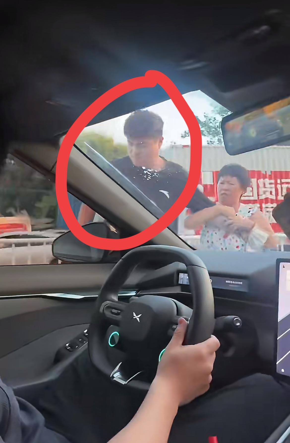 老公带着怀孕的老婆开车起步慢了，就遭到后车男子怒骂，直至路怒症发作，把他的车给砸