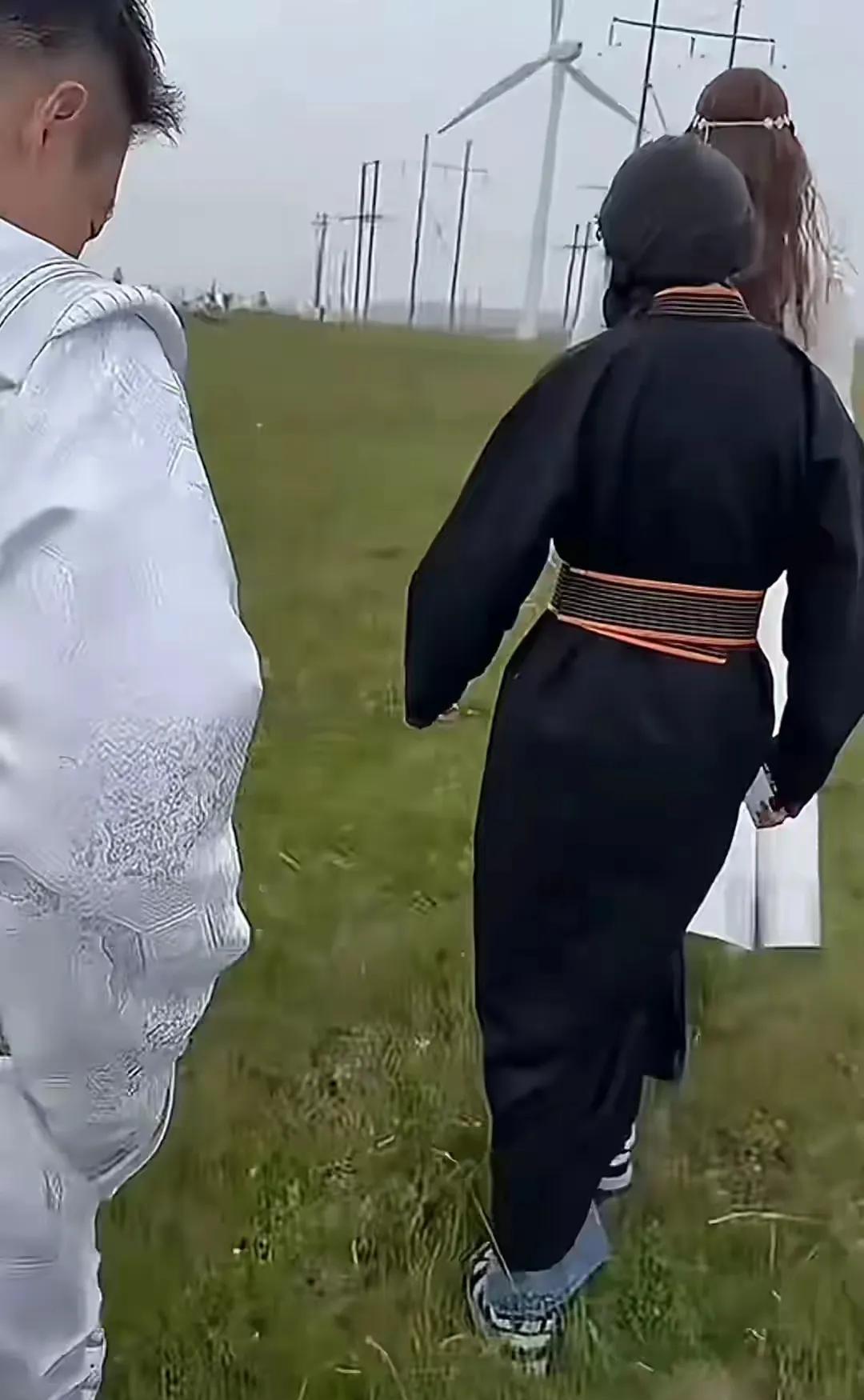 汪小菲带娃草原骑马太有爱了！谁能想到小玥儿都长这么高了？站在爸爸身边，一身黑色蒙
