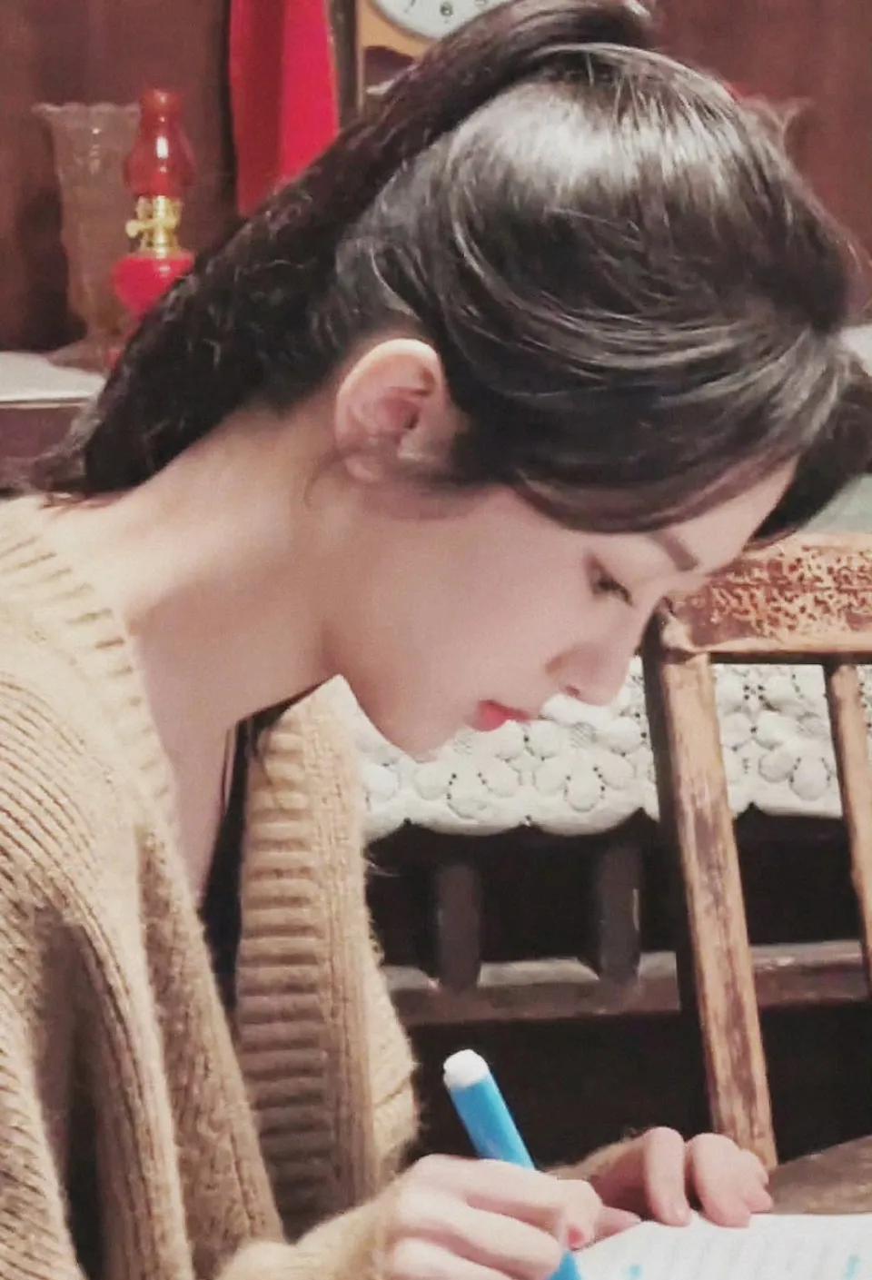 杨紫引发热议！5月24日，杨紫突然引发了热议，起因是和她合作过的女演员杨肸（