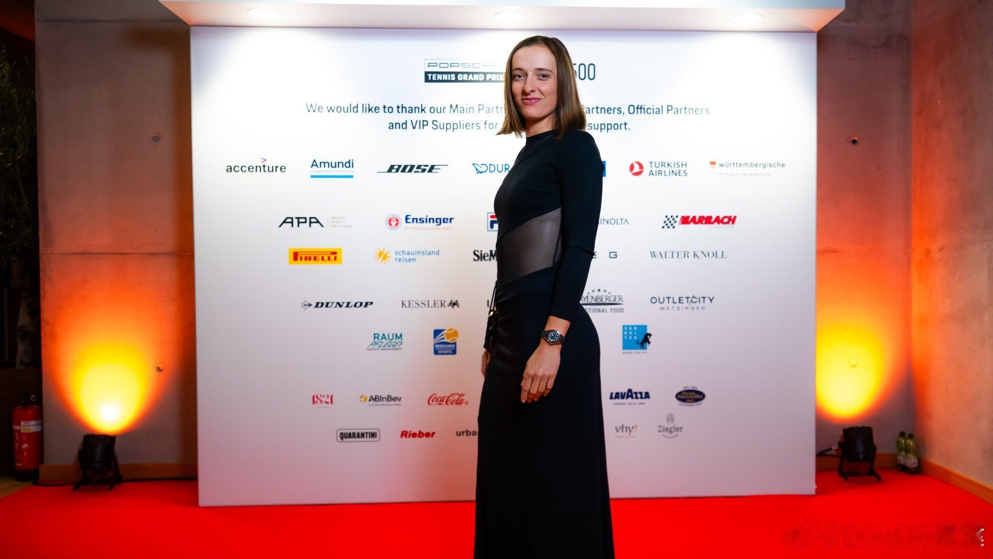 【斯瓦泰克该发球了！能在红土赛季大杀四方吗？】范德维格好指出斯瓦泰克发球的明显变