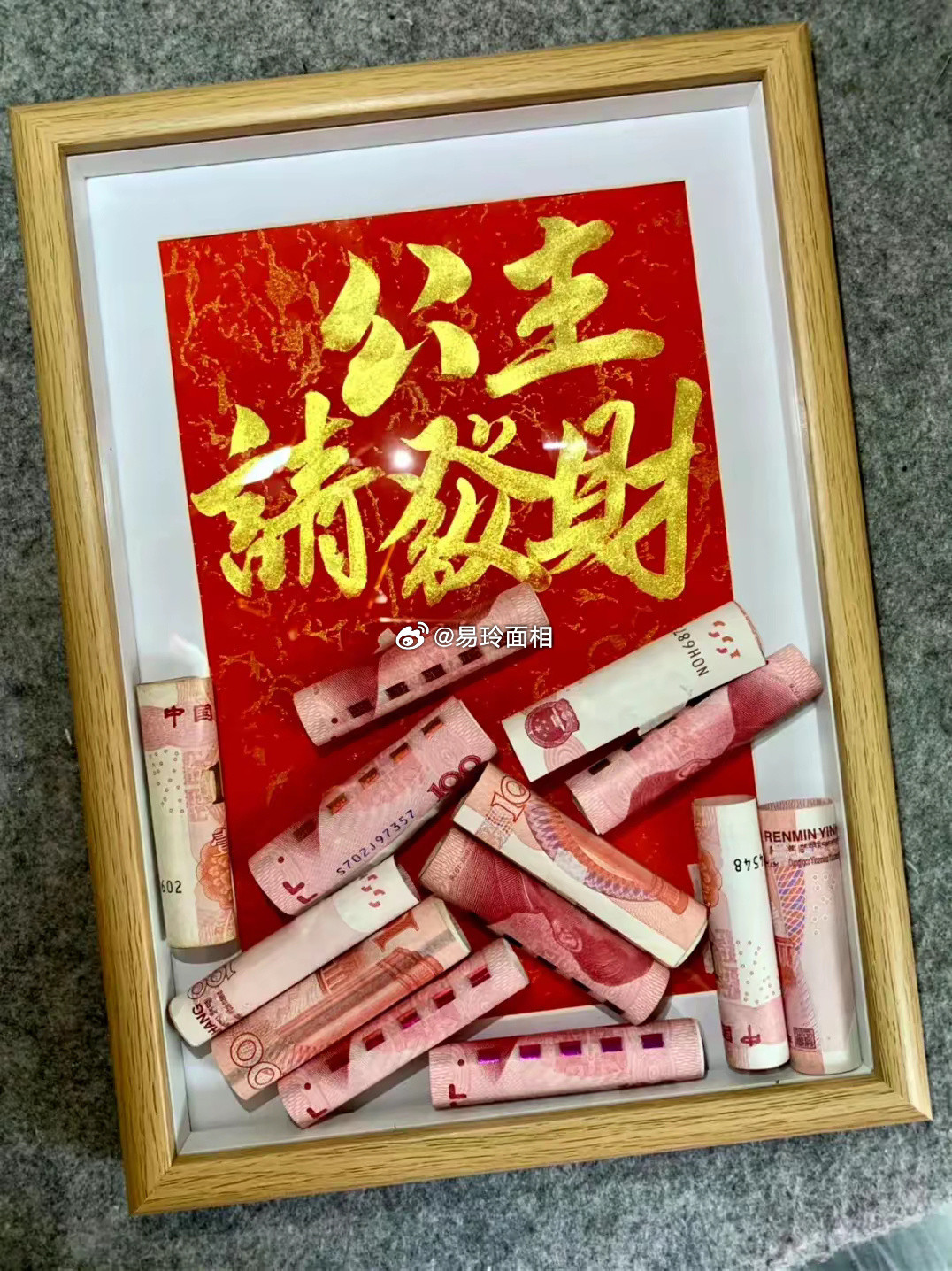 水瓶座对于爱情持有一种渴望和期待，尽管现实常常给他们带来挫折，但他们依然对彼此倾